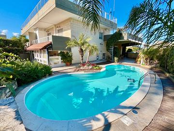 Bari-parco adria 2000-villa trilivelli con piscina