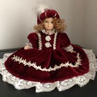 Bambola in porcellana vestito bordeaux