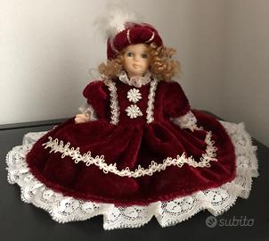 Bambola in porcellana vestito bordeaux