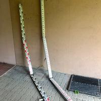 Vecchie aste graduate pieghevoli