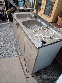mobiletto cucina lavello e rubinetto