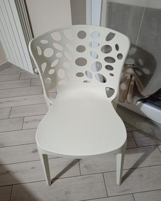 sei sedie impilabili in policarbonato colore crema