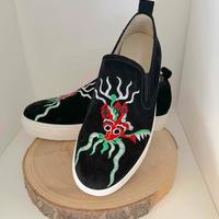 Scarpe in camoscio nero con drago ricamato