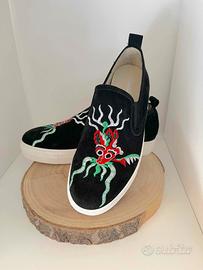 Scarpe in camoscio nero con drago ricamato