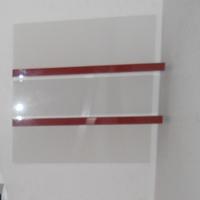 Libreria laccata bianco e amaranto 