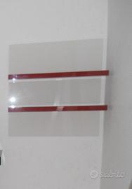 Libreria laccata bianco e amaranto 