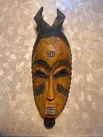 Maschera tribale africana intagliata a mano