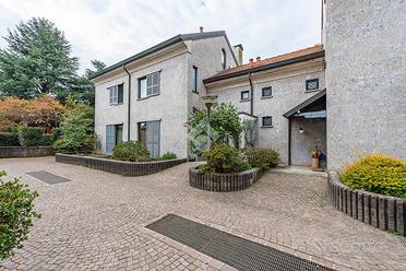 VILLA A SCHIERA A ARESE