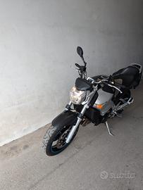 SUZUKI GSR 600