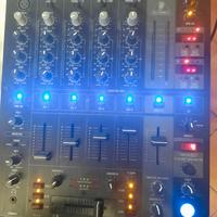 Mixer Behringer 750