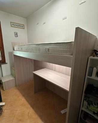 Letto a soppalco con scrivania in ottime condizion