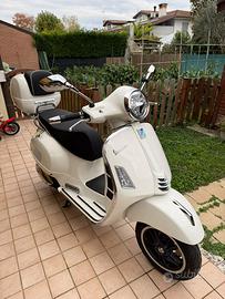 Vespa 300 GTS  Super anno 2024
