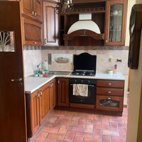 Cucina  , tavolo, sedie , angoliera