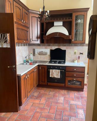 Cucina  , tavolo, sedie , angoliera