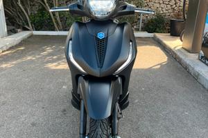 Beverly 300 Deep Black 2025