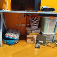 scrivania, cassetti e mensole