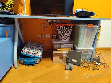 scrivania, cassetti e mensole