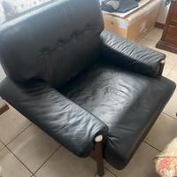 poltrona in pelle nera modello 'Sella',