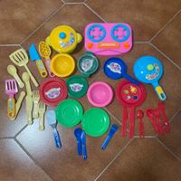 Set stoviglie e pentole giocattolo