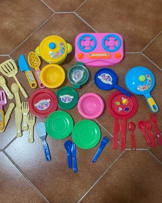 Set stoviglie e pentole giocattolo