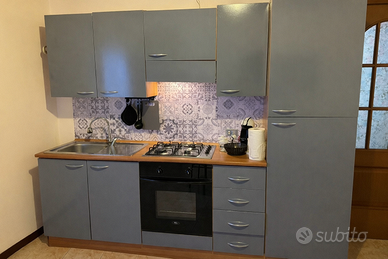 Cucina completa con elettrodomestici (no frigo) -