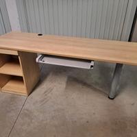 scrivania con supporto per tastiera computer