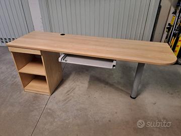 scrivania con supporto per tastiera computer
