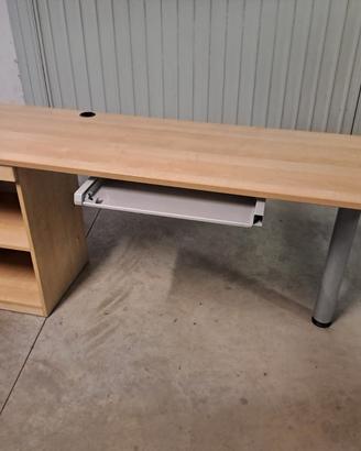 scrivania con supporto per tastiera computer