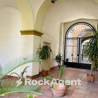 LOCALE COMMERCIALE CON DUE VETRINE SU STRADA E POS