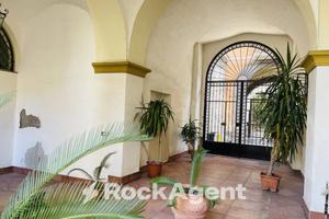 LOCALE COMMERCIALE CON DUE VETRINE SU STRADA E POS