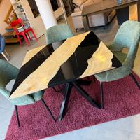 Tavolo di resina e legno