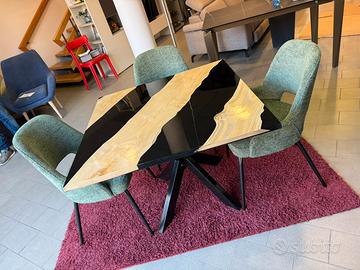 Tavolo di resina e legno