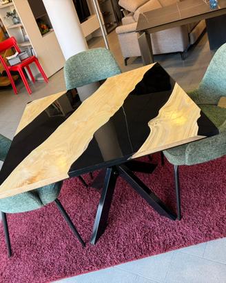 Tavolo di resina e legno