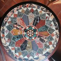 tavolino rotondo intarsiato in marmo