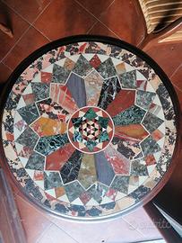 tavolino rotondo intarsiato in marmo