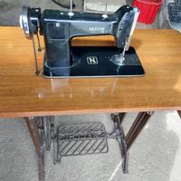 Macchina da cucito vintage NECCHI