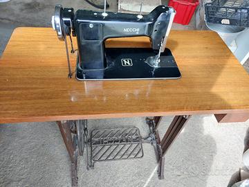Macchina da cucito vintage NECCHI