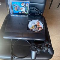 PlayStation 3 con controller e due giochi