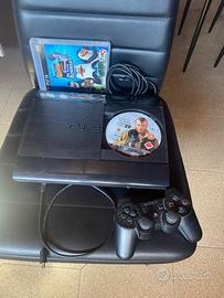 PlayStation 3 con controller e due giochi