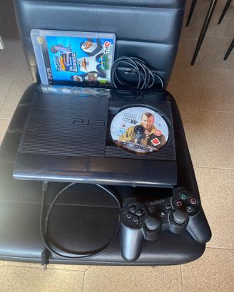 PlayStation 3 con controller e due giochi