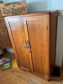 Armadio in noce  con scafali