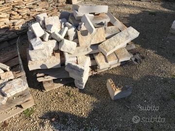 Angoli svuotati in pietra