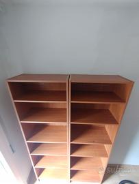 Coppia di librerie color legno, alte 203 cm