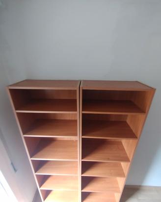 Coppia di librerie color legno, alte 203 cm