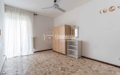 AMPIO BILOCALE CON CUCINA SEPARATA E 2 BALCONI