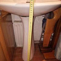 Colonna bianca per lavandino