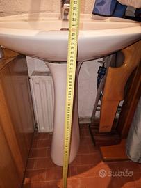 Colonna bianca per lavandino