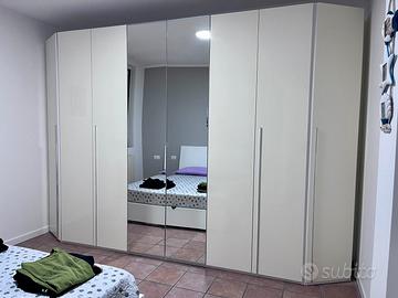 Armadio 8 ante battenti con specchio centrale