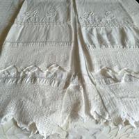 Coppia di asciugamani ricamati e intarsiati