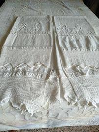 Coppia di asciugamani ricamati e intarsiati